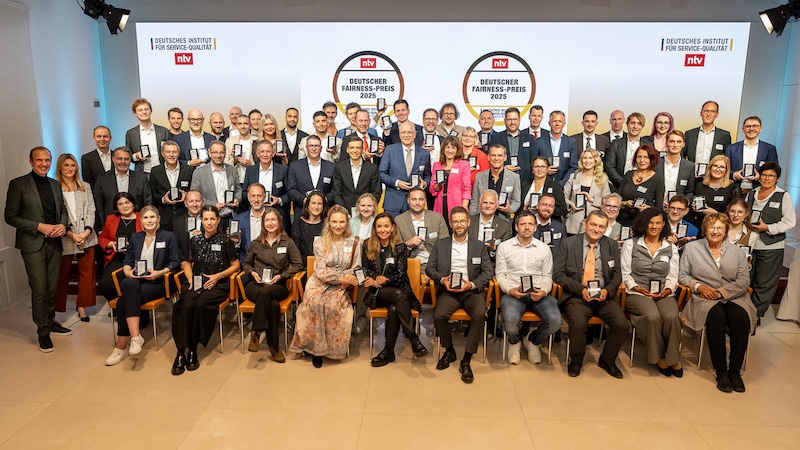 Geschäftsführer Jonas Miebach und Brigitte Zypries, die ehemalige Bundesministerin für Justiz und Wirtschaft und Schirmherrin des Fairness-Preises