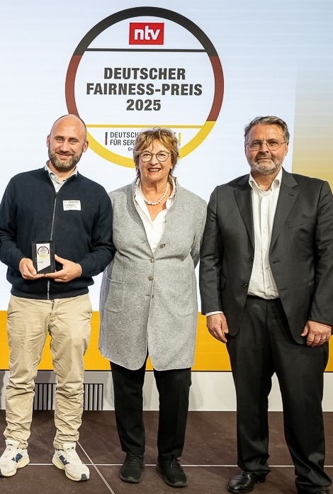 Geschäftsführer Jonas Miebach und Brigitte Zypries, die ehemalige Bundesministerin für Justiz und Wirtschaft und Schirmherrin des Fairness-Preises
